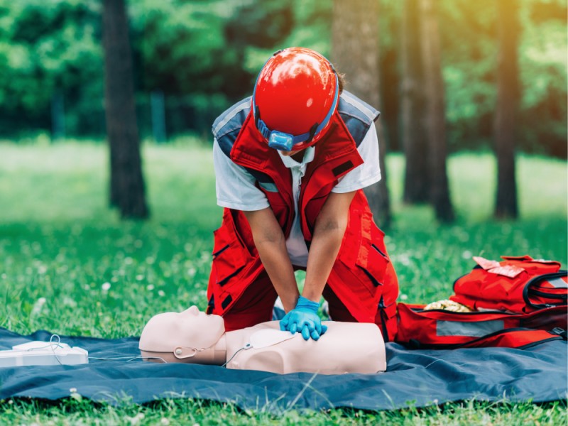 AED 是什麼？牢記「開貼插電」操作口訣，緊急時刻拯救性命！